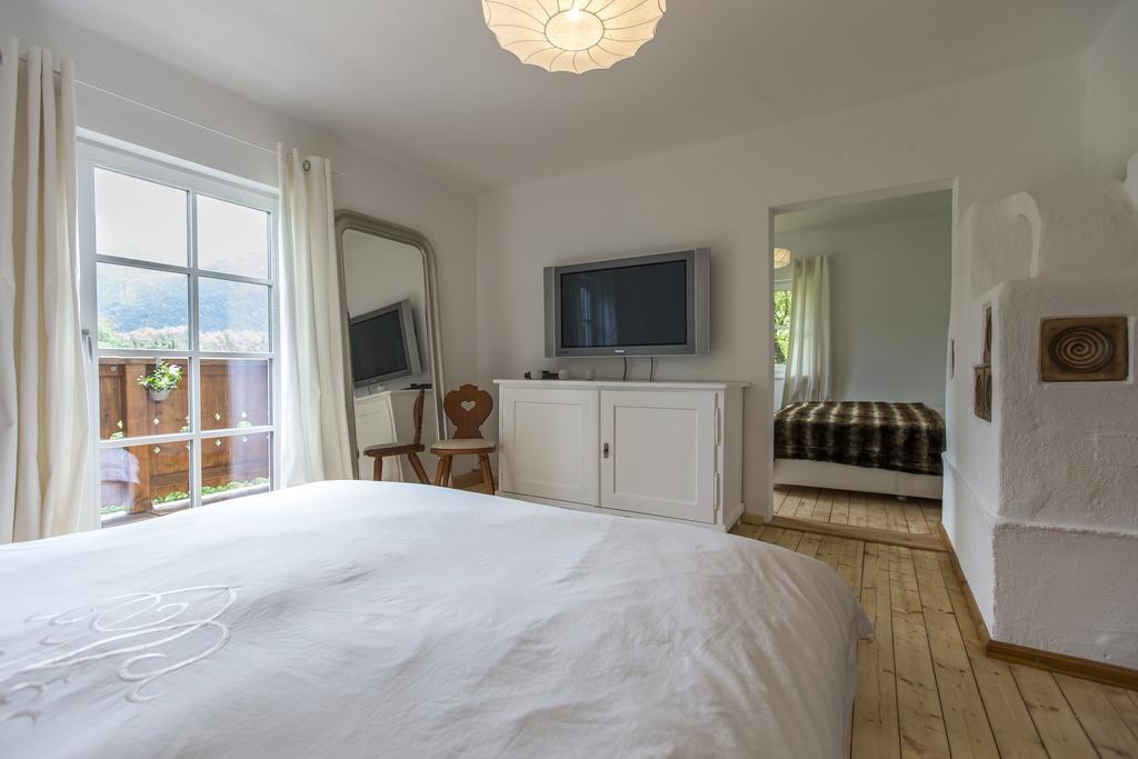 Forest Chalet, 15 Min To Salzburg Olt Town, And Most Beautiful Lakes, Secluded Location, 1,000 Sqm Garden, Mountainview, Panorama Sauna, Bath Whirlpool, Bbq&Bikes&Sunbeds For Free, Up To 10 P Golling an der Salzach Chambre photo