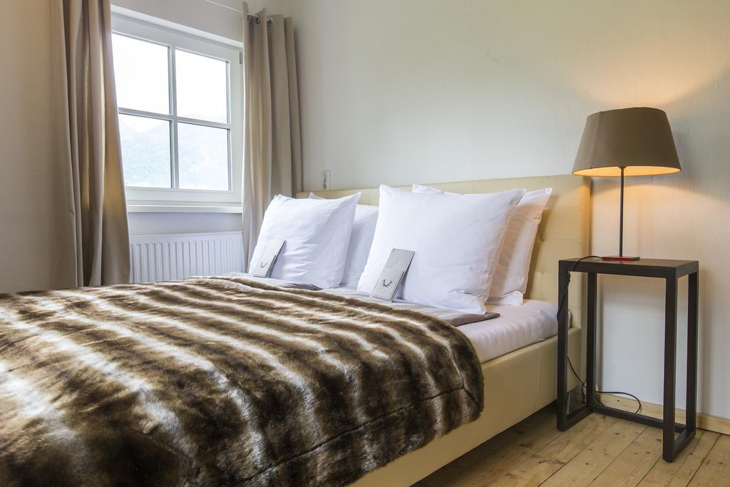 Forest Chalet, 15 Min To Salzburg Olt Town, And Most Beautiful Lakes, Secluded Location, 1,000 Sqm Garden, Mountainview, Panorama Sauna, Bath Whirlpool, Bbq&Bikes&Sunbeds For Free, Up To 10 P Golling an der Salzach Chambre photo